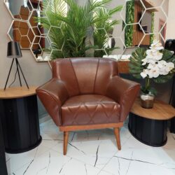 Poltrona Decorativa com Base e Pés de Madeira Por 12x de R̲$̲ ̲1̲3̲3̲,̲2̲5̲.