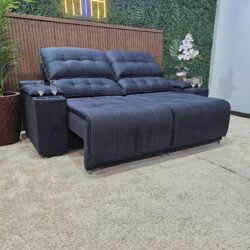 Sofá Dédalo Retrátil, Reclinável, com Porta Copos Duplos e USB nos braços